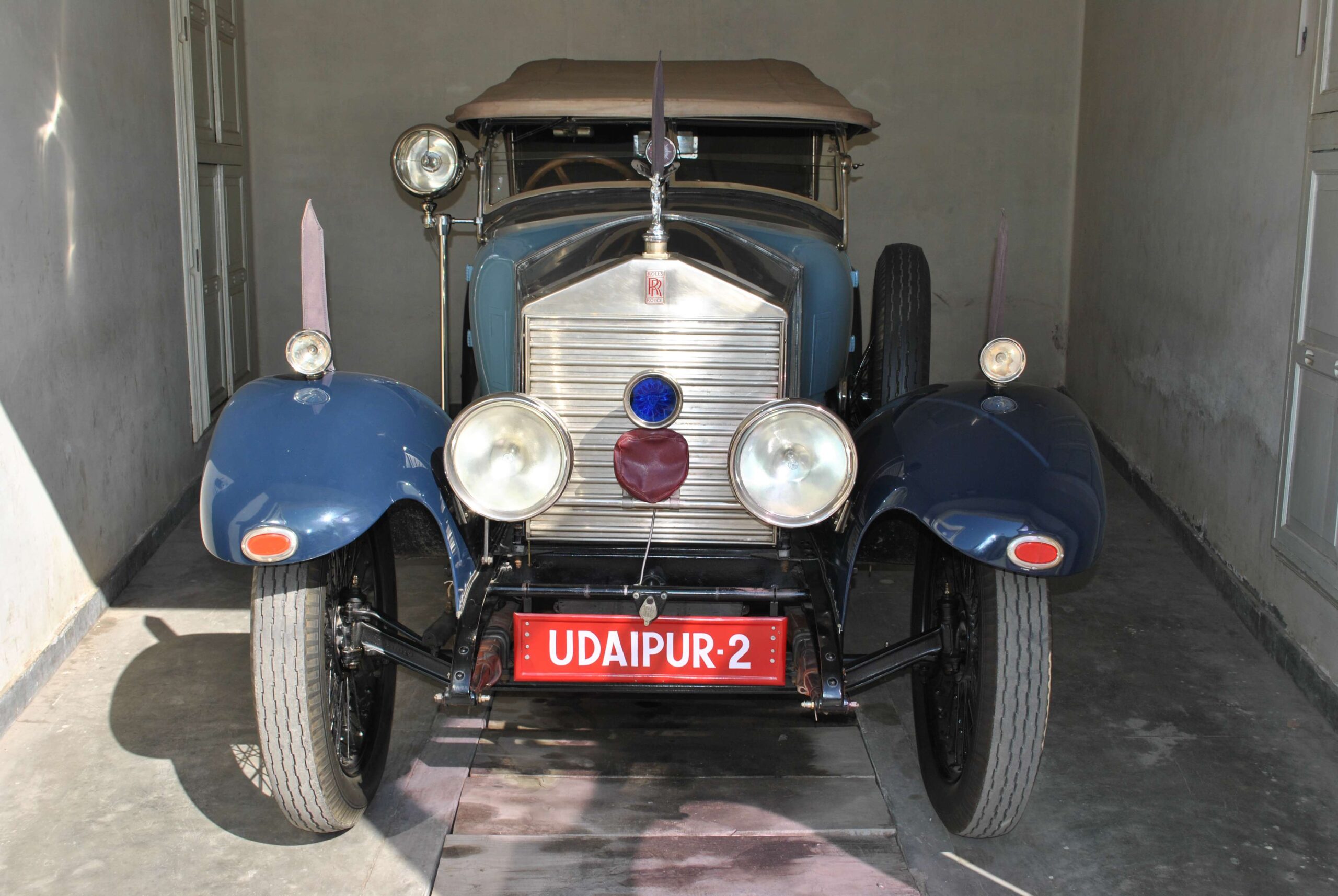 Rolls-Royce_GLK_21_in_Vintage__Classic_Car_Collection_Museum_Udaipur-1-scaled